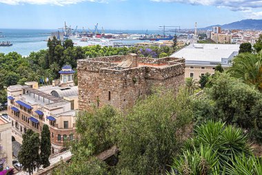 Alcazaba Duvarları 'nın dış görünüşü - Malaga' da Xi yüzyılda inşa edilmiş saray kalesi. Arapça kale anlamına gelen kale sarayı, kentin tarihi eserlerinden biridir. Malaga, Endülüs, İspanya.