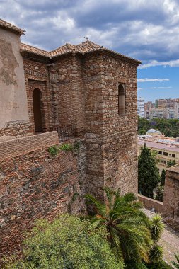 Alcazaba Duvarları 'nın dış görünüşü - Malaga' da Xi yüzyılda inşa edilmiş saray kalesi. Arapça kale anlamına gelen kale sarayı, kentin tarihi eserlerinden biridir. Malaga, Endülüs, İspanya.