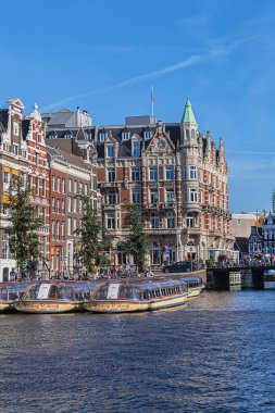 Amsterdam, Hollanda - 22 Ağustos 2019: Amsterdam 'ın en güzel binalarından biri: Amstel Nehri ve Rokin Kanalı' nın köşesindeki tarihi beş yıldızlı otel L 'Europe Amsterdam.