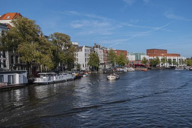 Amsterdam, Hollanda - 22 Ağustos 2019: Hollanda Opera ve Balesi (1986) Amstel Nehri 'ndeki modern Stopera binasında yer almaktadır..