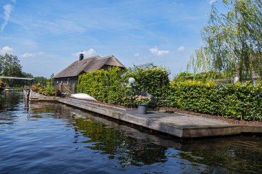 Hollanda 'nın Giethoorn kentindeki ünlü tipik Hollanda köyü manzarası. 