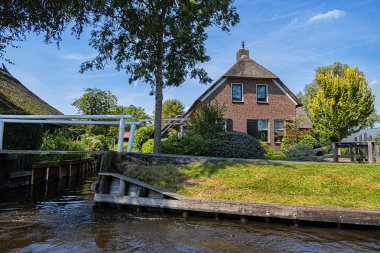 Hollanda 'nın Giethoorn kentindeki ünlü tipik Hollanda köyü manzarası. 