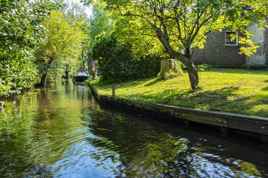 Hollanda 'nın Giethoorn kentindeki ünlü tipik Hollanda köyü manzarası. 