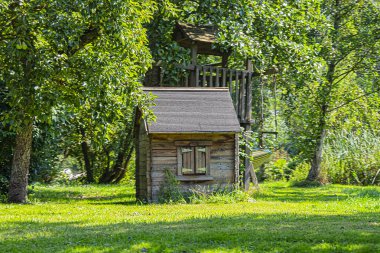 Hollanda 'nın Giethoorn kentindeki ünlü tipik Hollanda köyü manzarası. 