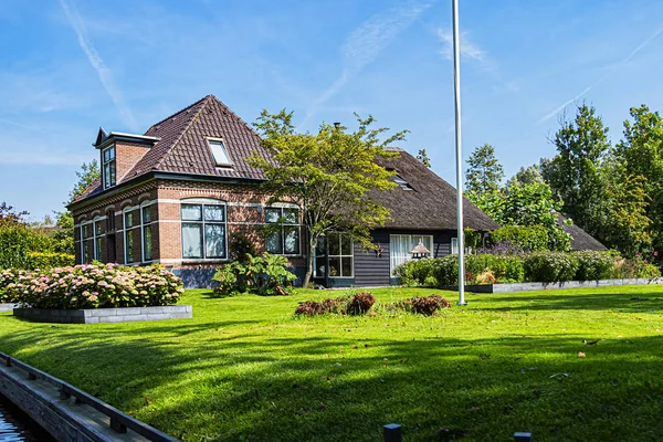 Vista Famosa Aldeia Holandesa Típica Giethoorn Holanda Belas Casas Plantas — Fotografia de Stock