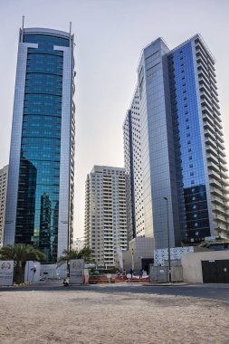 Dubai, Birleşik Arap Emirlikleri - 26 Haziran 2016: Modern mimari Dubai. Dubai, Uae 'deki en kalabalık şehir ve emirliktir ve başkentten sonra bölge büyüklüğüne göre ikinci en büyük emirliktir..