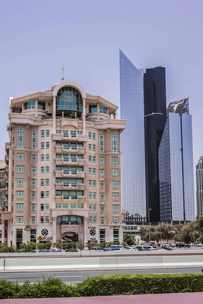 Dubai, Birleşik Arap Emirlikleri - 26 Haziran 2016: Modern mimari Dubai. Dubai, Uae 'deki en kalabalık şehir ve emirliktir ve başkentten sonra bölge büyüklüğüne göre ikinci en büyük emirliktir..