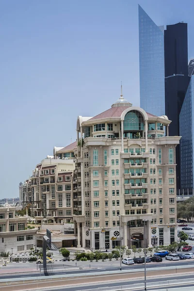 Dubai, Birleşik Arap Emirlikleri - 26 Haziran 2016: Modern mimari Dubai. Dubai, Uae 'deki en kalabalık şehir ve emirliktir ve başkentten sonra bölge büyüklüğüne göre ikinci en büyük emirliktir..