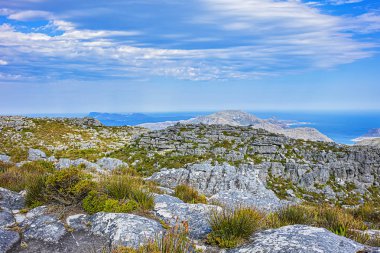 Masa Dağı 'nın tepesinde. Table Dağı, Cape Town 'a bakan Güney Afrika' nın en ikonik simgesidir. Cape Town Güney Afrika.
