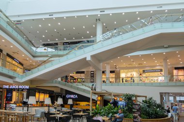 Vilnius, Litvanya - 29 Temmuz 2019: Vilnius 'taki ticaret bölgesinin gökdelenleri arasında yer alan Modern Alışveriş Merkezi Europa' nın İçi. Europa - stil, zarafet ve moda merkezi.