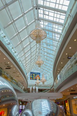 Vilnius, Litvanya - 29 Temmuz 2019: Vilnius 'taki ticaret bölgesinin gökdelenleri arasında yer alan Modern Alışveriş Merkezi Europa' nın İçi. Europa - stil, zarafet ve moda merkezi.