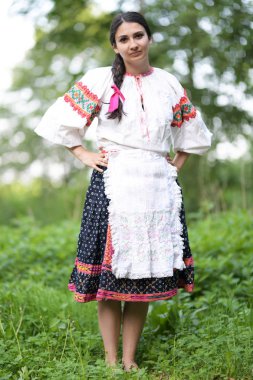 Slovakça folklor. Slovakça folklor dansçısı.