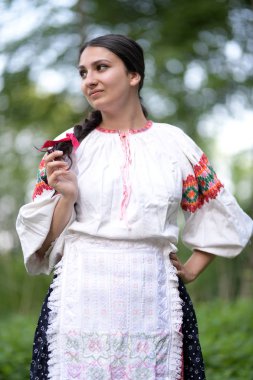 Slovakça folklor. Slovakça folklor dansçısı.