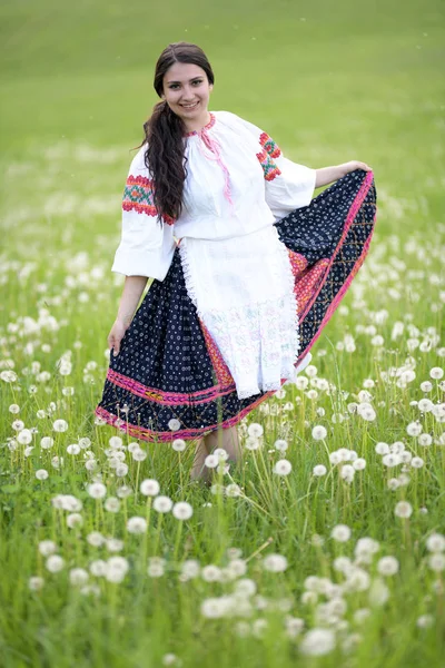 Folklore Eslovaco Bailarina Folclórica —  Fotos de Stock