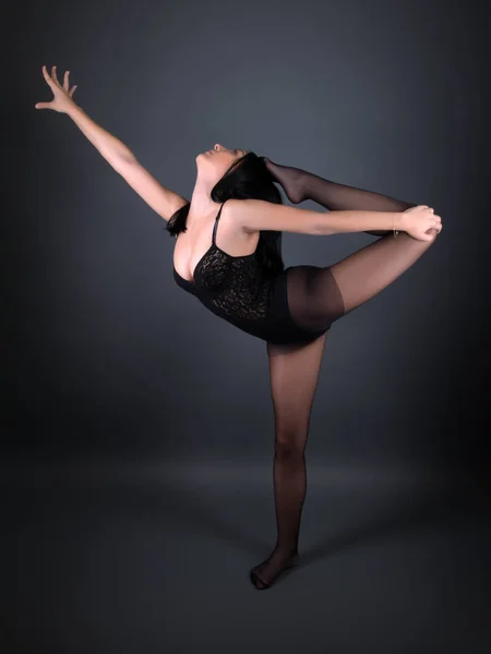 芭蕾舞演员在黑色服装摆姿势 — 图库照片