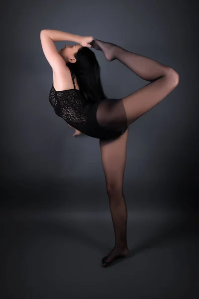 芭蕾舞演员在黑色服装摆姿势 — 图库照片