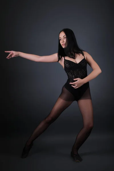 Ballerina Abito Nero Posa — Foto Stock