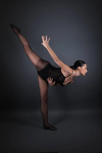 Ballerina Zwarte Outfit Poseren Studio — Stockfoto