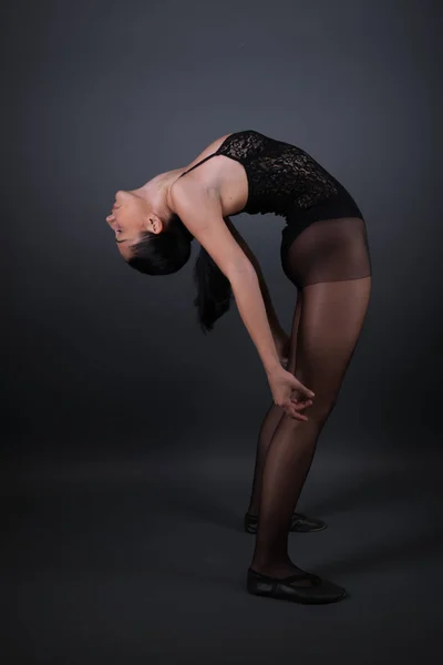 Ballerina Svart Outfit Poserar Studio — Stockfoto