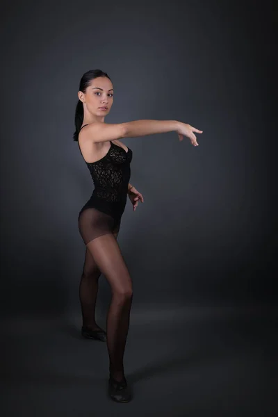 身着黑色服装的芭蕾舞演员在演播室里摆姿势 — 图库照片