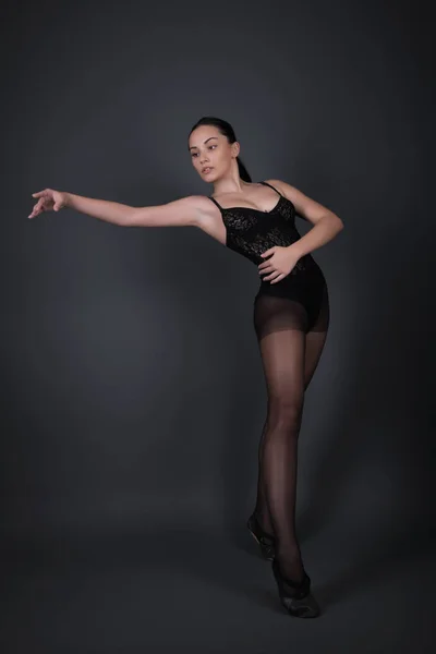 Балерина Черном Наряде Позирует Студии — стоковое фото