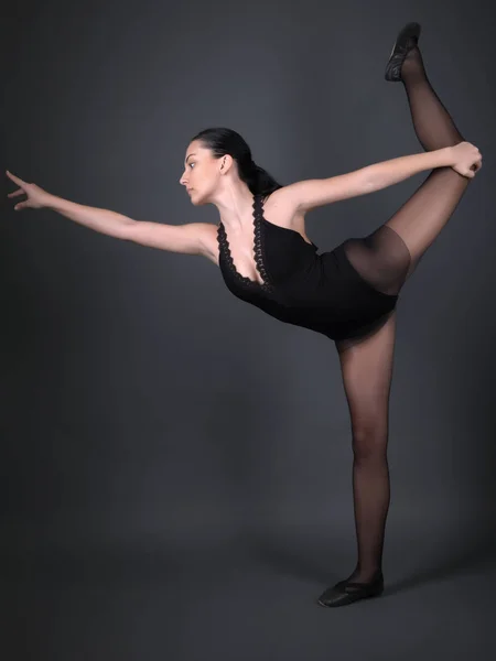 Ballerina Zwarte Outfit Poseren Studio — Stockfoto