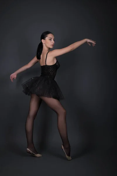 Ballerine Tenue Noire Posant Studio — Photo