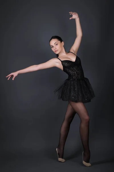 Ballerina Černém Oblečení Pózuje Studiu — Stock fotografie