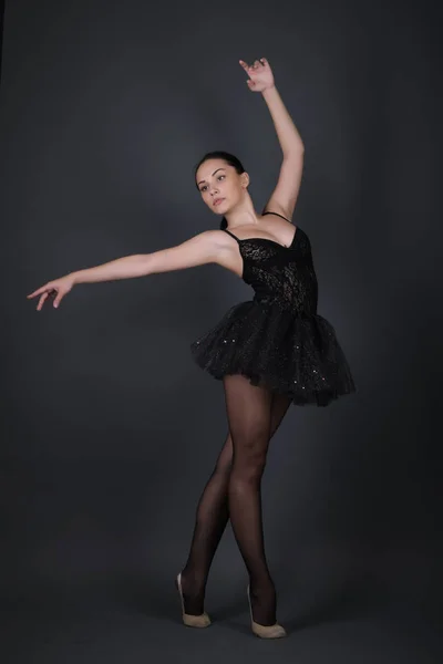 Ballerina Černém Oblečení Pózuje Studiu — Stock fotografie