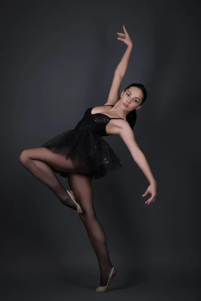 Ballerina Dalam Pakaian Hitam Berpose Studio — Stok Foto