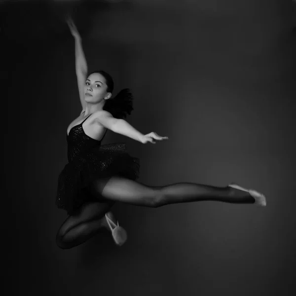 Ballerinaで黒服でスタジオでポーズ — ストック写真