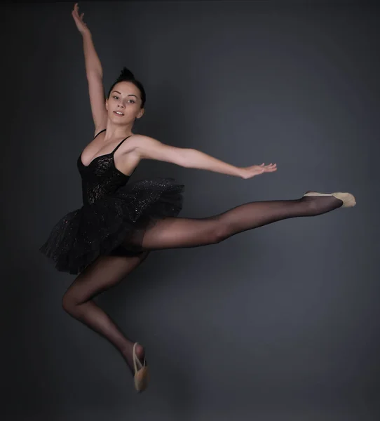 Ballerina Černém Oblečení Pózuje Studiu — Stock fotografie