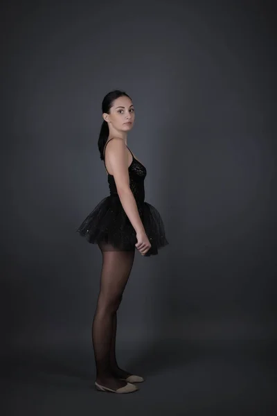 Ballerina Černém Oblečení Pózuje Studiu — Stock fotografie