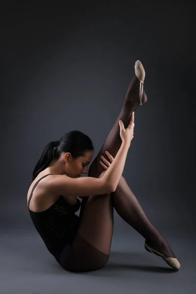 Ballerina Zwarte Outfit Poseren Studio — Stockfoto