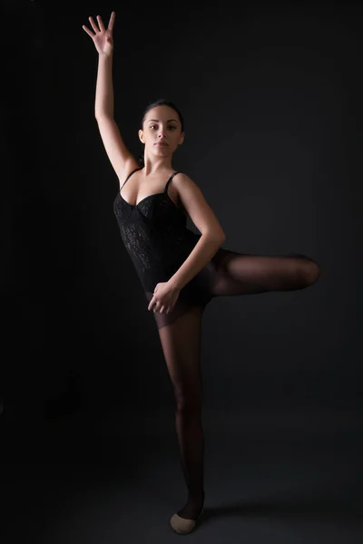 身着黑色服装的芭蕾舞演员在演播室里摆姿势 — 图库照片