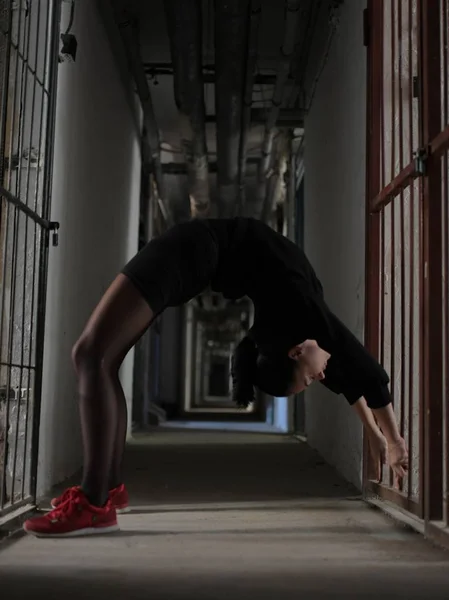 Bailarina Roupa Preta Posando Dentro Casa — Fotografia de Stock