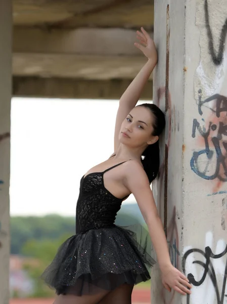 Ballerina Zwarte Outfit Poseren Buiten — Stockfoto