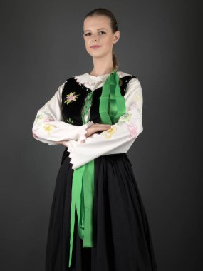 Geleneksel Slovakça folklor dansçısı.