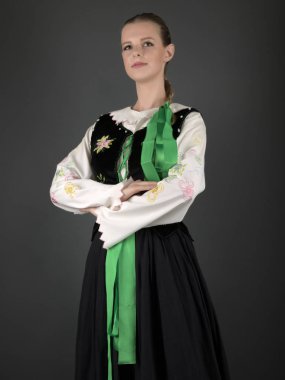 Geleneksel Slovakça folklor dansçısı.