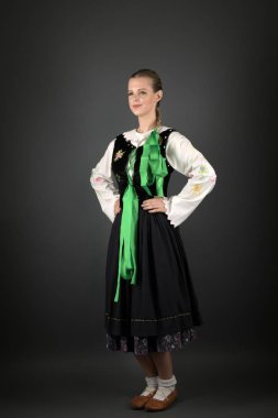 Geleneksel Slovakça folklor dansçısı.