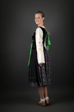 Geleneksel Slovakça folklor dansçısı.