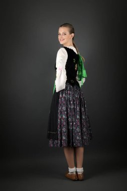 Geleneksel Slovakça folklor dansçısı.