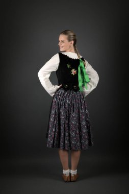 Geleneksel Slovakça folklor dansçısı.