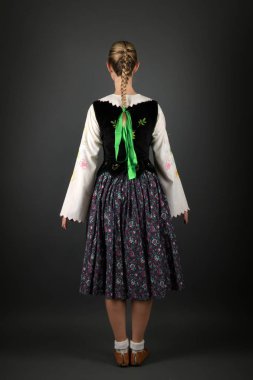 Geleneksel Slovakça folklor dansçısı.