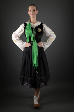 Geleneksel Slovakça folklor dansçısı.