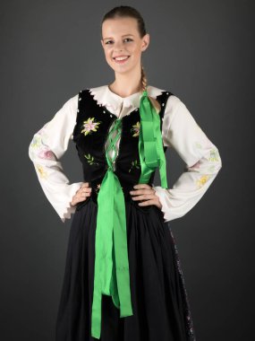 Geleneksel Slovakça folklor dansçısı.