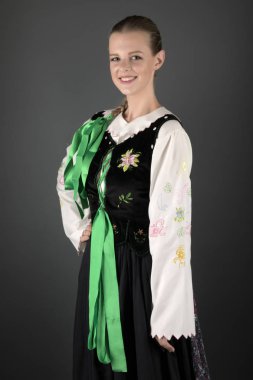 Geleneksel Slovakça folklor dansçısı.