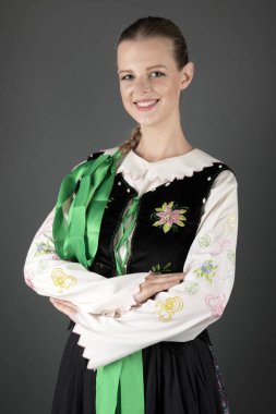 Geleneksel Slovakça folklor dansçısı.