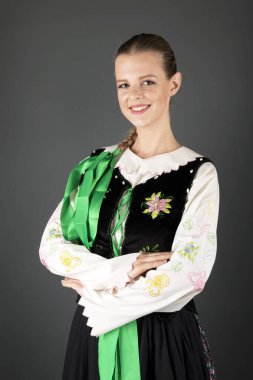 Geleneksel Slovakça folklor dansçısı.