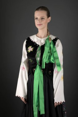 Geleneksel Slovakça folklor dansçısı.